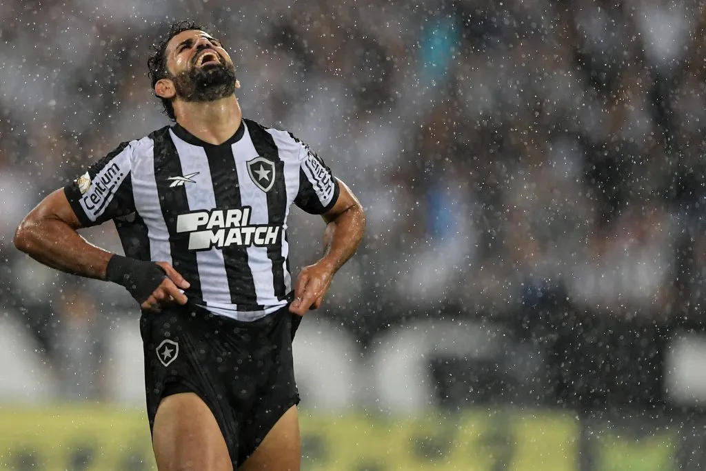 RJ – RIO DE JANEIRO – 02/10/2023 – BRASILEIRO A 2023, BOTAFOGO X GOIAS – Diego Costa jogador do Botafogo lamenta durante partida contra o Goiás no estádio Engenhão pelo campeonato Brasileiro A 2023. Foto: Thiago Ribeiro/AGIF