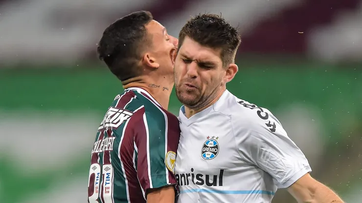 Calegari jogador do Fluminense disputa lance com Kannermann jogador do Gremio durante partida no estadio Maracana pelo campeonato Brasileiro A 2021. Thiago Ribeiro/AGIF