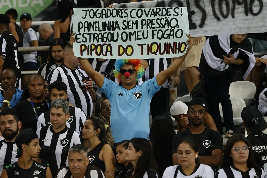 Torcida do Botafogo protesta contra o time no Nilton Santos pela 37ª rodada do Campeonato. Foto: Wagner Meier/Getty Images.