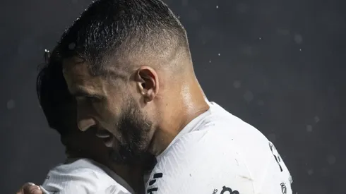 Angel Romero jogador do Corinthians comemora seu gol com Renato Augusto jogador da sua equipe durante partida contra o Vasco no estadio Sao Januario pelo campeonato Brasileiro A 2023. Foto: Jorge Rodrigues/AGIF