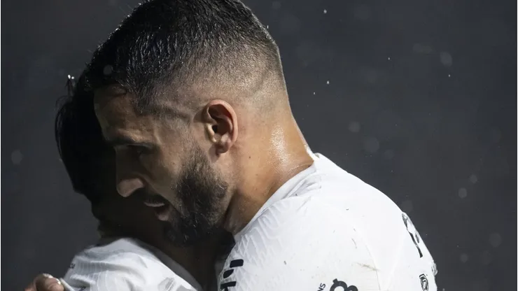 Angel Romero jogador do Corinthians comemora seu gol com Renato Augusto jogador da sua equipe durante partida contra o Vasco no estadio Sao Januario pelo campeonato Brasileiro A 2023. Foto: Jorge Rodrigues/AGIF