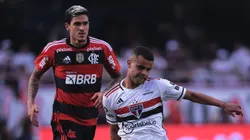 Alisson jogador do São Paulo disputa lance com Pedro jogador do Flamengo durante partida no estadio Morumbi pelo campeonato Copa do Brasil 2023. Foto: Ettore Chiereguini/AGIF