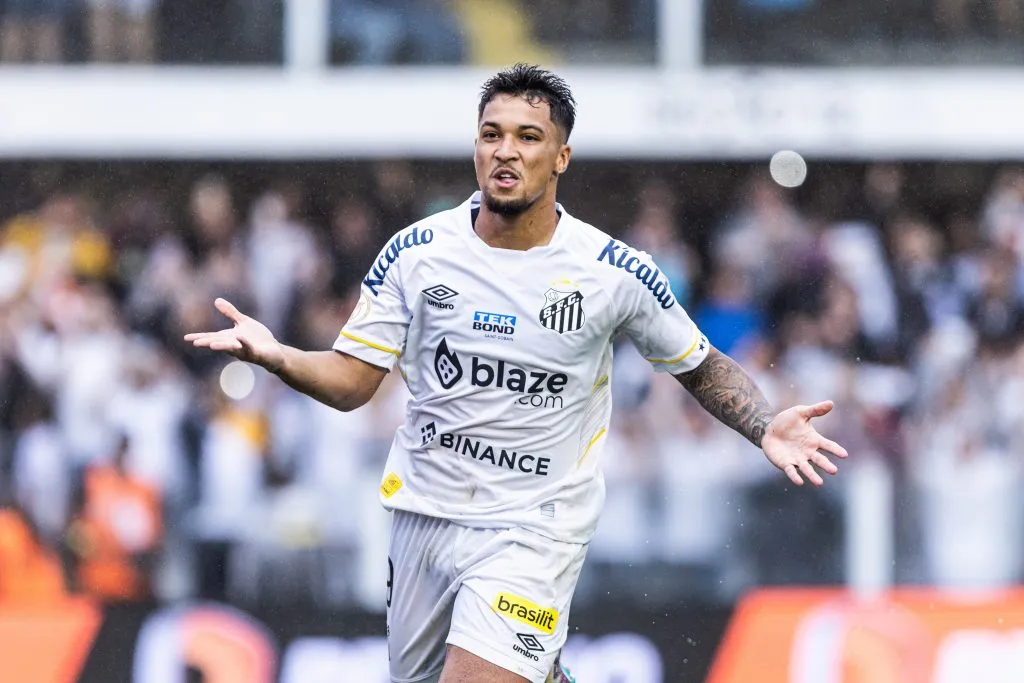 Marcos Leonardo jogador do Santos comemora seu gol durante partida contra o Vasco no estadio Vila Belmiro pelo campeonato Brasileiro A 2023. Foto: Abner Dourado/AGIF