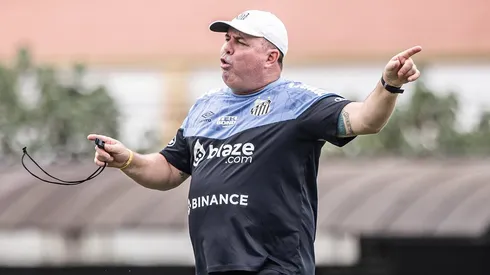 Marcelo Fernandes comanda treino no Peixe. O treinador foi enfático ao falar dos desfalques - Fotos: Raul Baretta/ Santos FC.