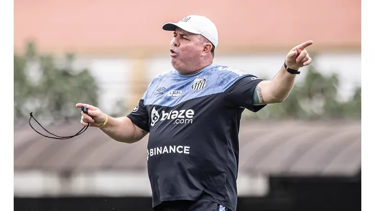 Marcelo Fernandes comanda treino no Peixe. O treinador foi enfático ao falar dos desfalques - Fotos: Raul Baretta/ Santos FC.