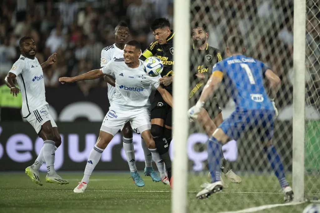 RJ – RIO DE JANEIRO – 03/12/2023 – BRASILEIRO A 2023, BOTAFOGO X CRUZEIRO – Victor Cuesta jogador do Botafogo disputa lance com Neris jogador do Cruzeiro durante partida no estadio Engenhao pelo campeonato Brasileiro A 2023. Foto: Jorge Rodrigues/AGIF