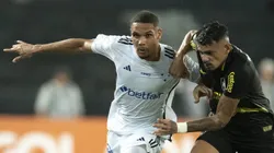 Tiquinho Soares jogador do Botafogo disputa lance com Neris jogador do Cruzeiro durante partida no estadio Engenhao pelo campeonato Brasileiro A 2023. Foto: Jorge Rodrigues/AGIF