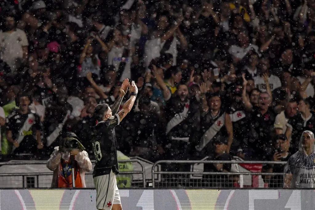 Vegetti jogador do Vasco comemora seu gol durante partida contra o Corinthians no estadio Sao Januario pelo campeonato Brasileiro A 2023. Foto: Thiago Ribeiro/AGIF