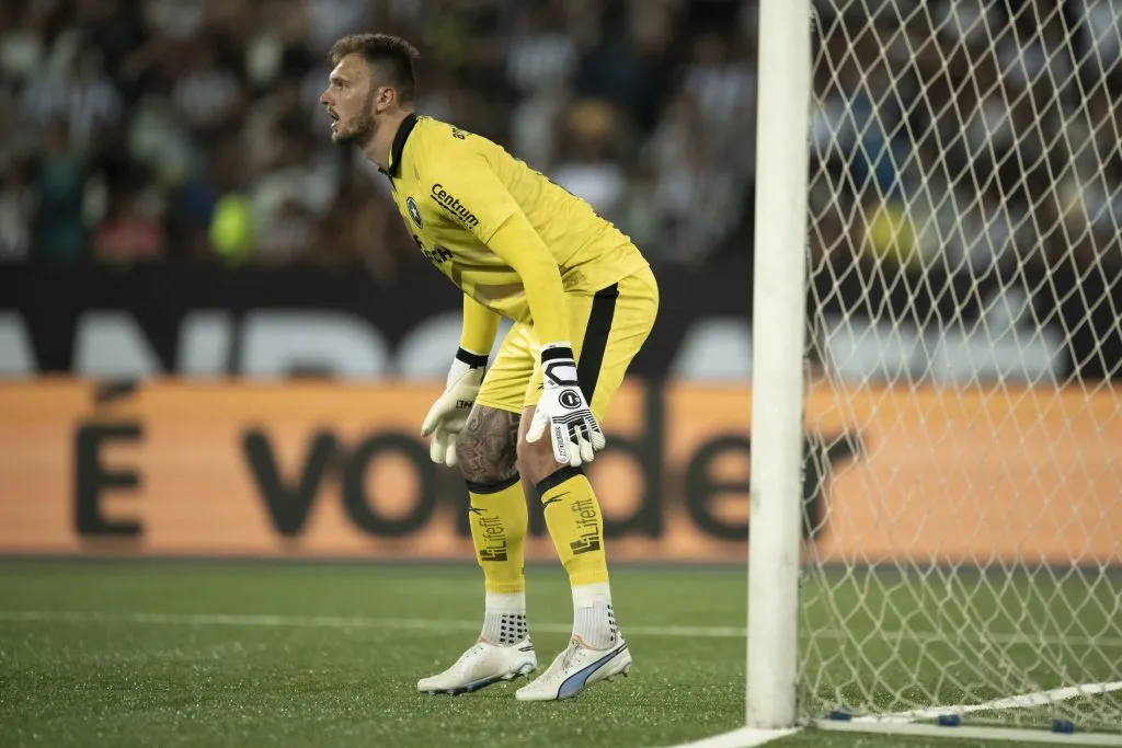 Lucas Perri goleiro do Botafogo durante partida contra o Cruzeiro no Engenhão pelo Brasileiro. Foto: Jorge Rodrigues/AGIF
