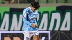 Acevedo, jogador do Bahia, lamentando a derrota contra o América-MG no estádio Independência pelo Campeonato Brasileiro A - Foto: Gilson Lobo/AGIF