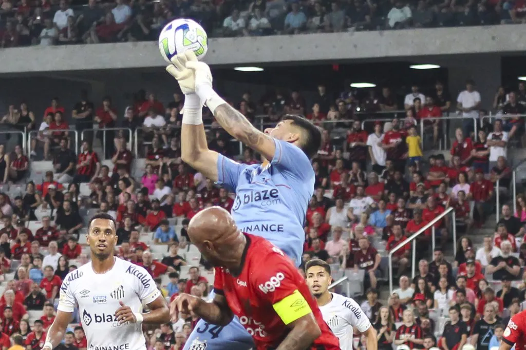 Joao Paulo jogador do Santos durante partida contra o Athletico-PR no estadio Arena da Baixada pelo campeonato Brasileiro A 2023. Foto: Gabriel Machado/AGIF