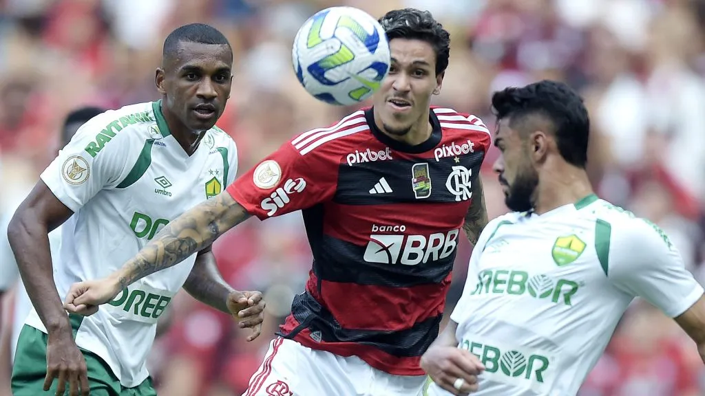 Pedro do Flamengo disputando bola no Maracanã