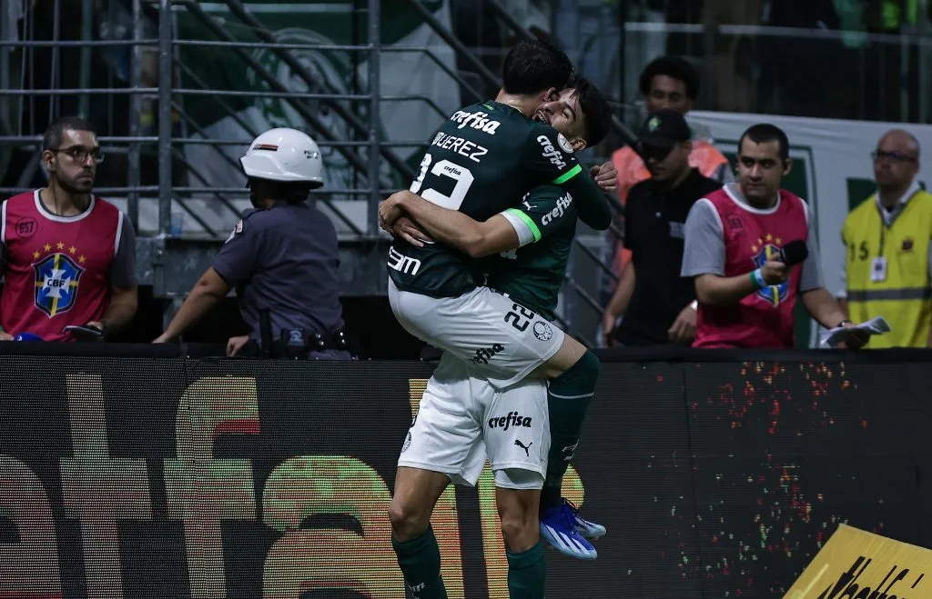 Jose Lopez jogador do Palmeiras comemora seu gol com Piquerez jogador da sua equipe durante partida contra o America-MG no estádio Arena Allianz Parque pelo campeonato Brasileiro A 2023. Foto: Fabio Giannelli/AGIF