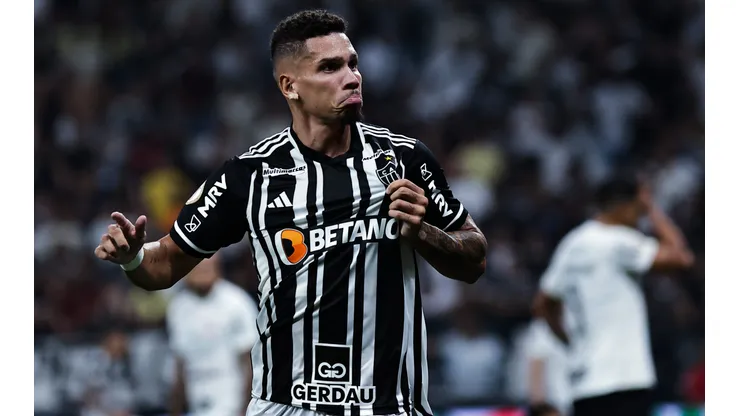 Paulinho cresceu muito no segundo turno e foi o motorzinho do Atlético Mineiro. Na foto, o Galo duela com o Corinthians na Neo Química Arena (Foto: Fabio Giannelli/AGIF)