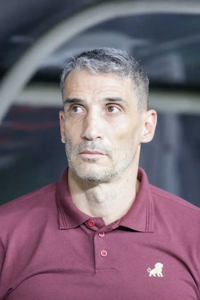 Vojvoda, técnico do Fortaleza, durante partida contra o Palmeiras no estádio Arena Castelão pelo campeonato Brasileiro A 2023. Foto: Lucas Emanuel/AGIF