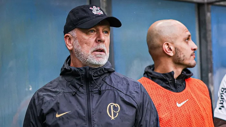 Mano Menezes, técnico do Corinthians, durante partida contra o Grêmio no estádio Arena do Grêmio pelo Campeonato Brasileiro - Foto: Maxi Franzoi/AGIF