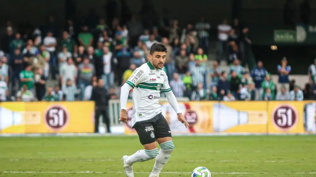 Foto: Guilherme Griebeler/Coritiba – Victor Luis está lesionado e foi desfalque pelo Coritiba