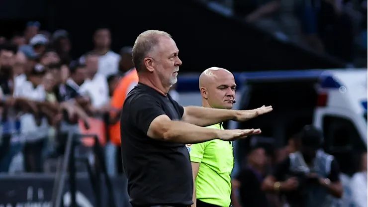 Mano Menezes tecnico do Corinthians durante partida contra o Internacional no estadio Arena Corinthians pelo campeonato Brasileiro A 2023. Foto: Fabio Giannelli/AGIF
