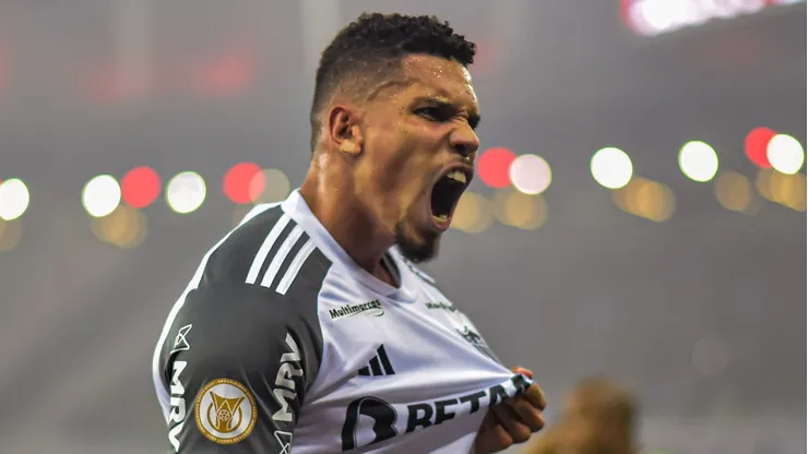 Paulinho jogador do Atletico-MG comemora seu gol durante partida contra o Flamengo no estadio Maracana pelo campeonato Brasileiro A 2023. Thiago Ribeiro/AGIF