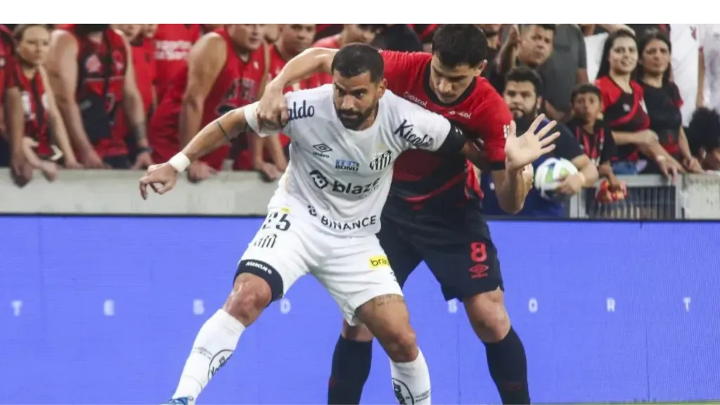 Foto: Gabriel Machado/AGIF – Athletico-PR bateu o Santos por 3 a 0 neste domingo (3)