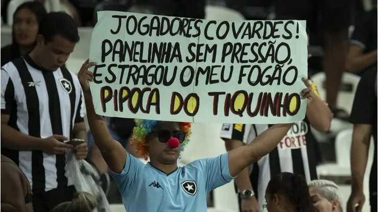 Torcida do Botafogo após a partida contra Cruzeiro no estadio Engenhao pelo campeonato Brasileiro A 2023. Foto: Jorge Rodrigues/AGIF