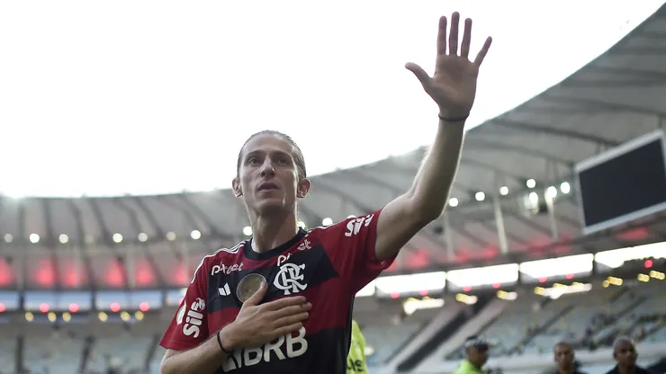 Filipe Luis jogador do Flamengo se despede da torcida apos partida contra o Cuiaba no estadio Maracana pelo campeonato Brasileiro A 2023. Foto: Alexandre Loureiro/AGIF