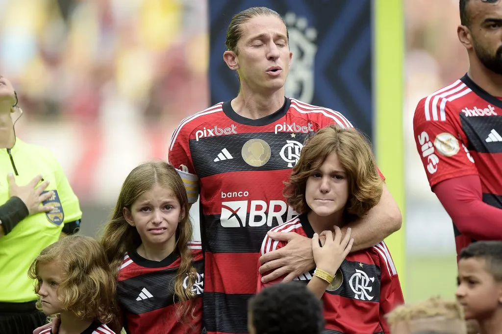 Filipe Luis jogador do Flamengo durante o hino nacional antes da partida contra o Cuiaba no estadio Maracana pelo campeonato Brasileiro A 2023. Foto: Alexandre Loureiro/AGIF