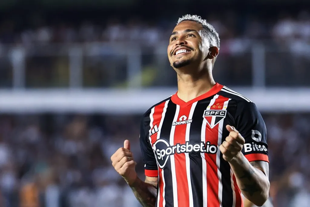 Luciano jogador do Sao Paulo lamenta durante partida contra o Santos no estadio Vila Belmiro pelo campeonato Brasileiro A 2023. Foto: Marcello Zambrana/AGIF
