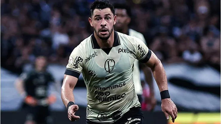 Giuliano jogador do Corinthians durante partida contra o Internacional no estadio Arena Corinthians pelo campeonato Brasileiro A 2023. Foto: Fabio Giannelli/AGIF