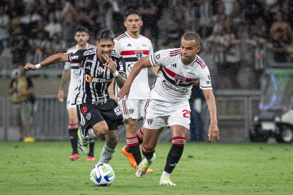 Alisson, jogador do São Paulo, durante partida contra o Atlético-MG no Mineirão pelo Campeonato Brasileiro – Foto: Fernando Moreno/AGIF