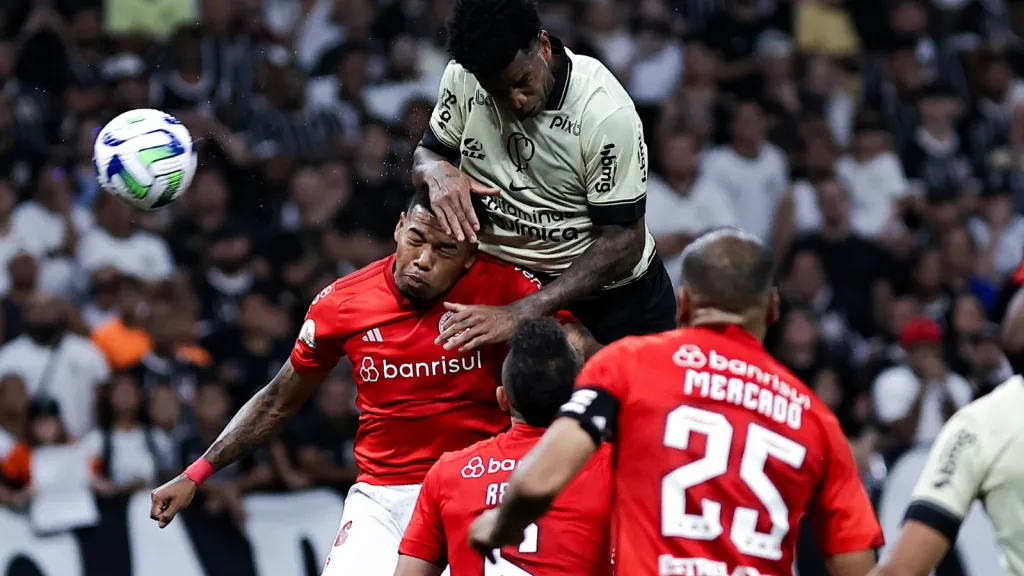 Fabio Giannelli/AGIF – Jogadores disputam bola durante partida entre Corinthians e Internacional