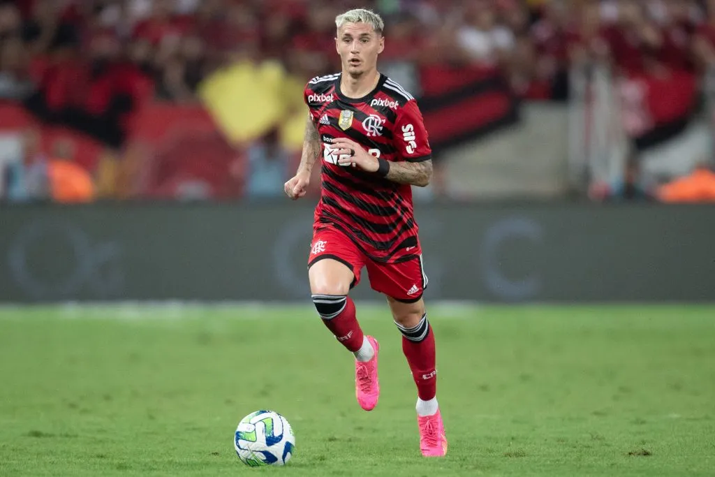 Varela atuando com a camisa do Flamengo. Foto: Gil Gomes/AGIF