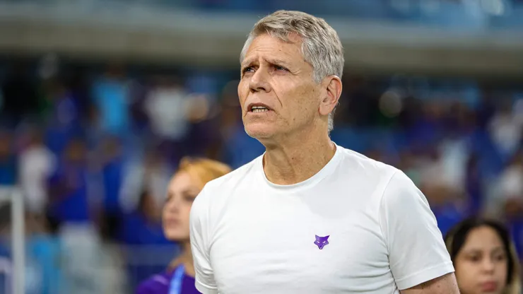 Paulo Autuori, técnico do Cruzeiro, durante partida contra o Athletico-PR no Mineirão pelo Campeonato Brasileiro - Foto: Gilson Lobo/AGIF