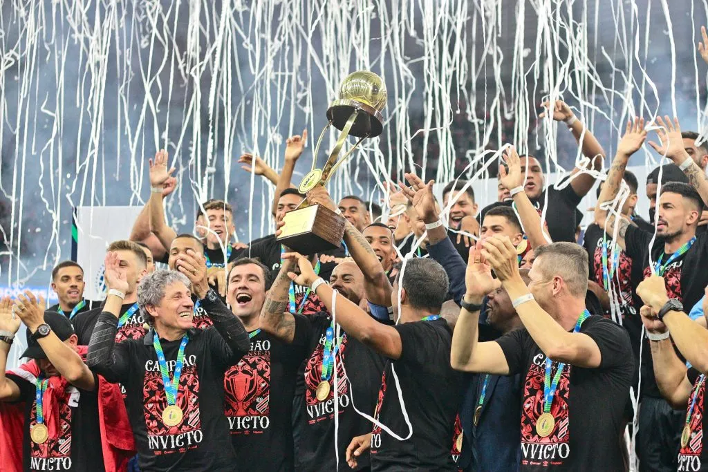 Elenco do Athletico-PR levantando a tação de campeão paranaense em 2023. Foto: Gabriel Machado/AGIF