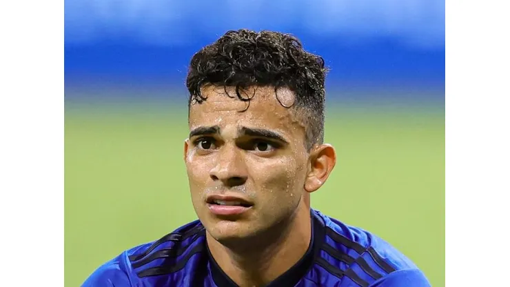 Bruno Rodrigues, jogador do Cruzeiro, lamenta durante partida contra o Athletico-PR no estadio Mineirao pelo campeonato Brasileiro A 2023. Foto: Gilson Lobo/AGIF