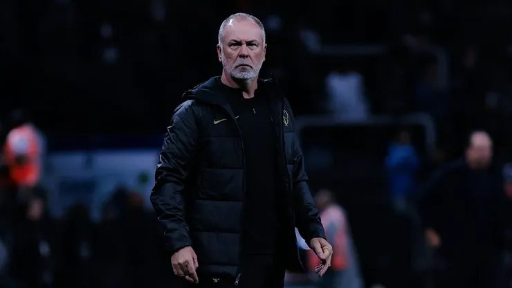 Mano Menezes, técnico do Corinthians, durante partida contra o Bahia na Arena Corinthians pelo Campeonato Brasileiro - Foto: Fabio Giannelli/AGIF