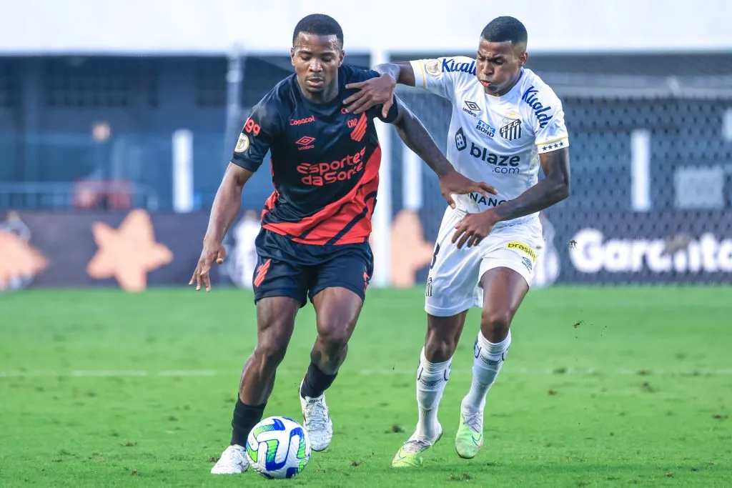 Alex jogador do Santos disputa lance com  jogador do Athletico-PR Foto: Marcello Zambrana/AGIF