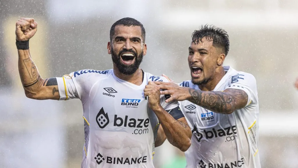 Tomas Rincon, jogador do Santos, comemora seu gol com Marcos Leonardo, jogador da sua equipe, durante partida contra o Vasco na Vila Belmiro pelo Campeonato Brasileiro