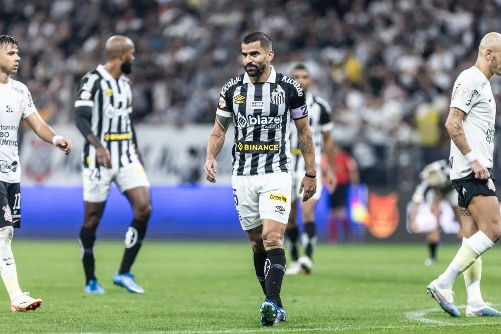 Rincón, jogador do Santos, durante partida contra o Corinthians na Arena Corinthians pelo Campeonato Brasileiro