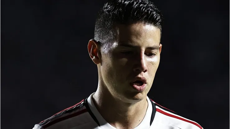 James Rodriguez, jogador do Sao Paulo disputa lance com jogador do Gremio durante partida no estadio Morumbi pelo campeonato Brasileiro A 2023. Foto: Fabio Giannelli/AGIF