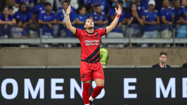 Vitor Roque, jogador do Athletico-PR, comemora seu gol durante partida contra o Cruzeiro no estádio Mineirão pelo Campeonato Brasileiro - Foto: Gilson Lobo/AGIF