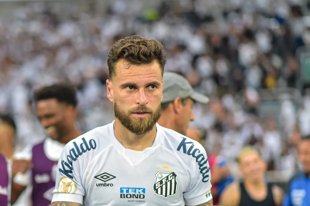 Lucas Lima jogador do Santos durante partida contra o Botafogo no estadio Engenhao pelo campeonato Brasileiro A 2023. Foto: Thiago Ribeiro/AGIF