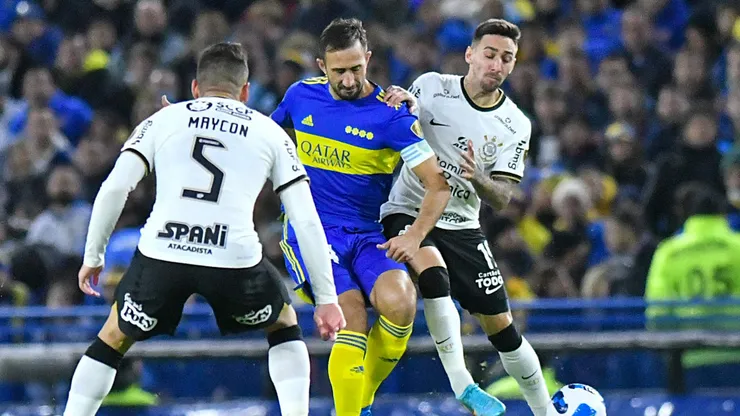 Maycon e Gustavo Mosquito, jogadores do Corinthians, durante a partida contra o Boca Juniors no estádio La Bombonera pela Copa Libertadores 2022 - Foto: bairesarg/AGIF