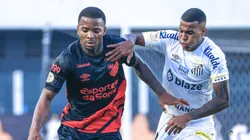 Alex jogador do Santos disputa lance com jogador do Athletico-PR durante partida no estádio Vila Belmiro pelo campeonato Brasileiro A 2023. Marcello Zambrana/AGIF