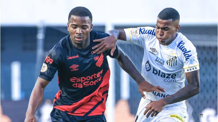Alex jogador do Santos disputa lance com jogador do Athletico-PR durante partida no estádio Vila Belmiro pelo campeonato Brasileiro A 2023. Marcello Zambrana/AGIF