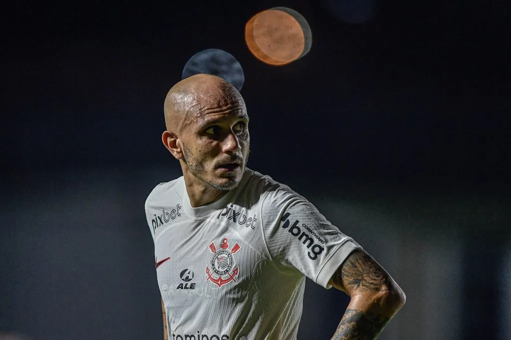 Foto: Thiago Ribeiro/AGIF – Fábio Santos está se despedindo do futebol
