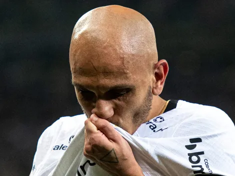 [VÍDEO] Fábio Santos faz profissional do Corinthians CHORAR e emociona torcedores antes de sua última partida