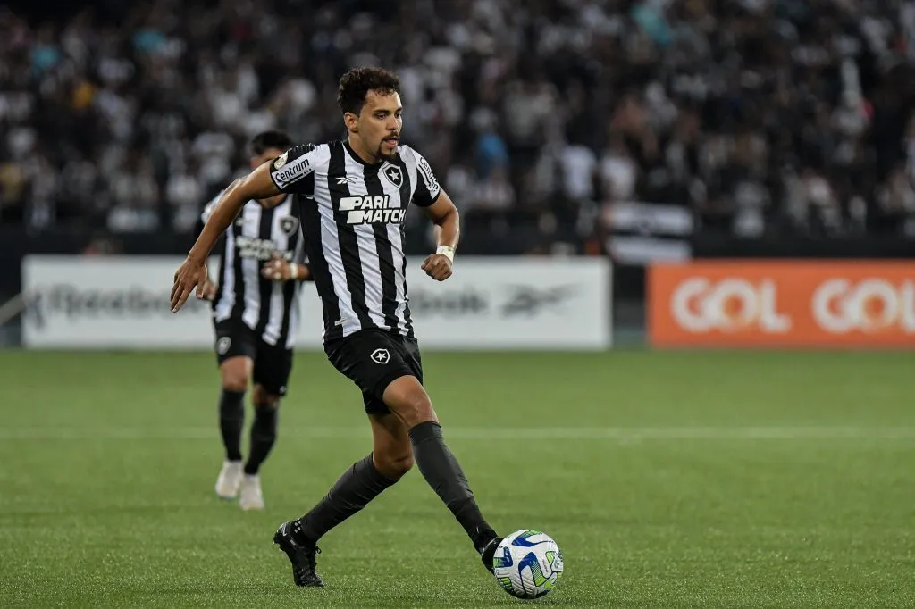 Eduardo, jogador do Botafogo, em ação – Foto: Thiago Ribeiro/AGIF