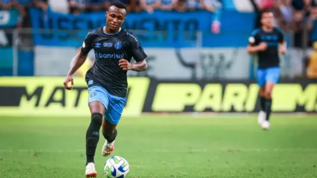 Foto: Maxi Franzoi/AGIF – Nathan Fernandes em jogo pelo Grêmio