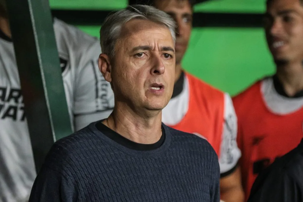 PR – CURITIBA – 29/11/2023 – BRASILEIRO A 2023, CORITIBA X BOTAFOGO – Tiago Nunes tecnico do Botafogo durante partida contra o Coritiba no estadio Couto Pereira pelo campeonato Brasileiro A 2023. Foto: Robson Mafra/AGIF